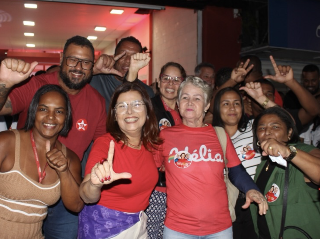 Adélia Pinheiro com apoiadores fazendo o sinal do L